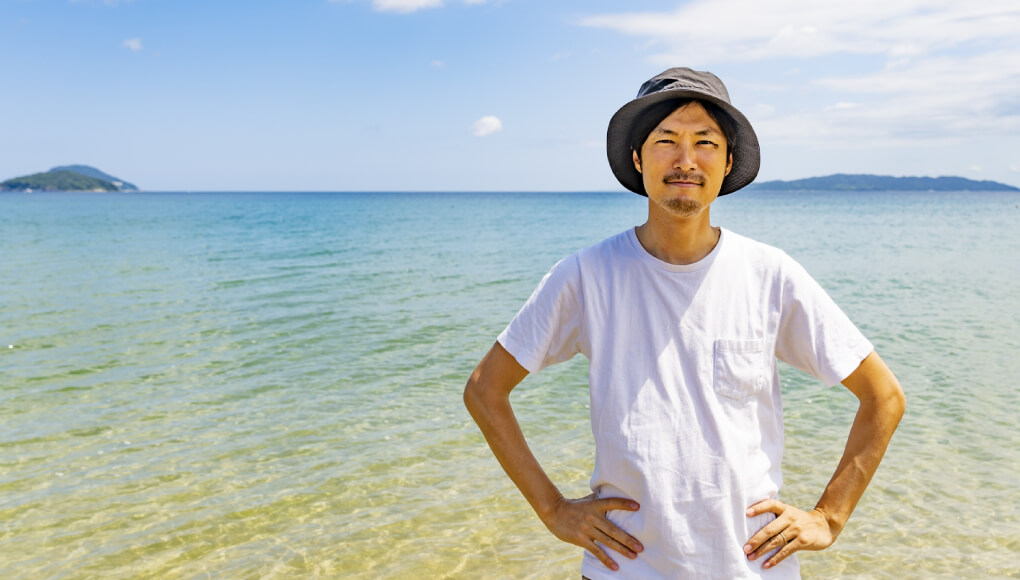 Tシャツとハットの男性