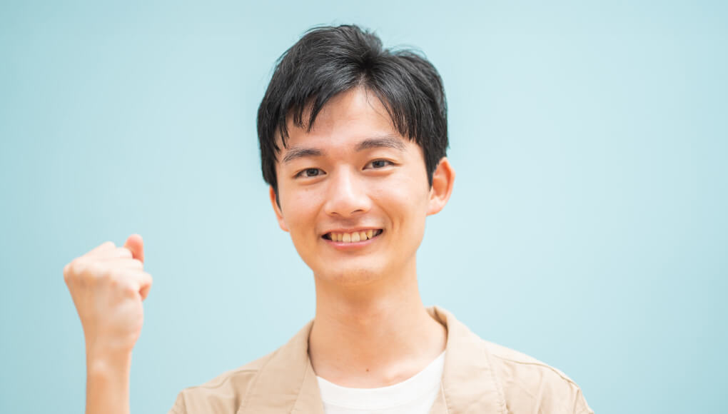 短髪の男性