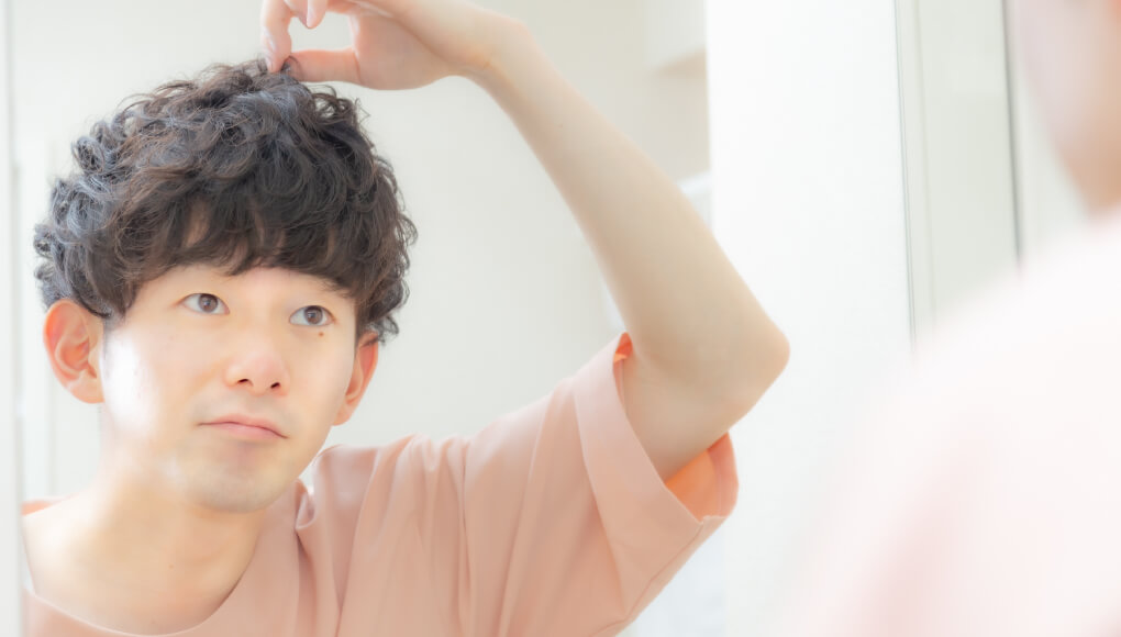パーマの男性