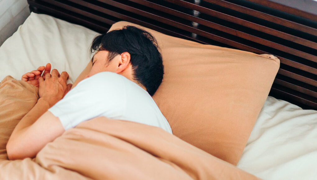 睡眠をとる男性