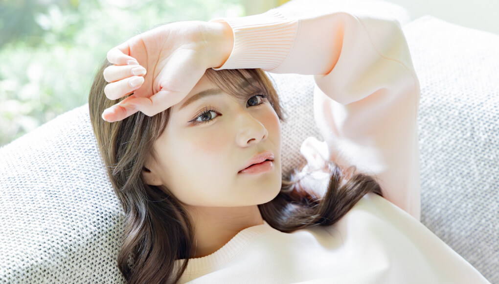 寝転がる女性