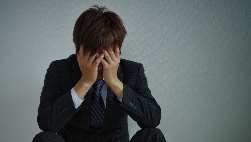 落ち込む男性
