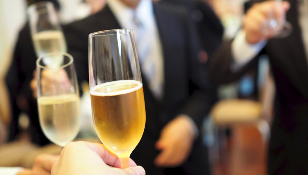 男性同士の乾杯