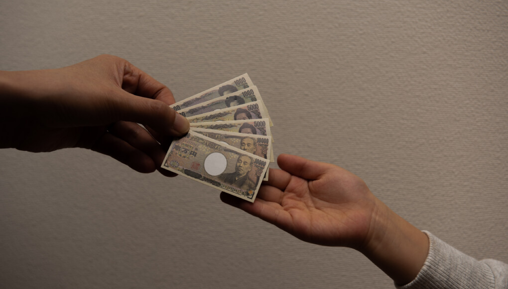 お金を渡す様子