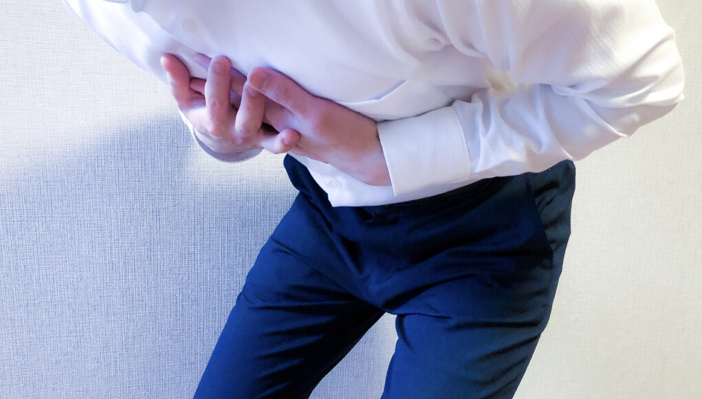 胸を抑える男性