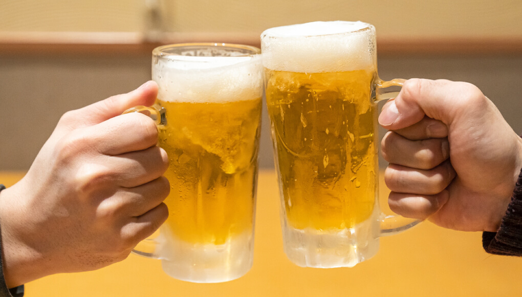 ビールで乾杯する2人
